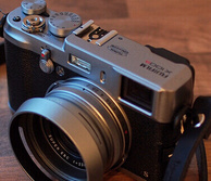 富士FUJIFILM X100S 旁轴数码相机（1600万像素 2.8英寸屏 23mmF2定焦镜头 混合取景器）5699元（亚马逊6199元）
