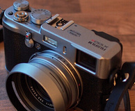 富士FUJIFILM X100S 旁轴数码相机（1600万像素 2.8英寸屏 23mmF2定焦镜头 混合取景器）5588元（京东6199元）