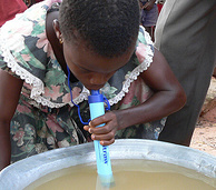 可直饮尿液！LifeStraw  生命吸管个人滤水器（饮用水标准Log7-8 过滤十升水1元） 14.99美元约￥92