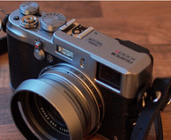 富士FUJIFILM X100S 旁轴数码相机（1600万像素 2.8英寸屏 23mmF2定焦镜头 混合取景器）5488元（京东6199元）