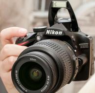尼康（Nikon）D3200（AF-S DX18-55mm f/3.5-5.6G ED II）单反套机 2490元（同款京东2989元）