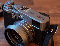 富士FUJIFILM X100S 旁轴数码相机（1600万像素 2.8英寸屏 23mmF2定焦镜头 混合取景器）5399元（易迅5888元）