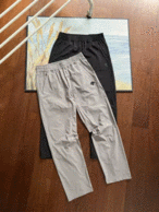 后腰口袋设计，自带小腰包，挺括顺滑不紧绷：迪桑特 RUNNING系列 F360版型男士梭织运动长裤