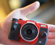 宾得 Pentax Q10 红色微型单电相机套机 140美元￥873（京东1499）