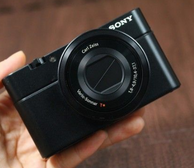 老机皇破2K！索尼SONY DSC-RX100 黑卡数码相机（2020万像素 3英寸液晶屏 F1.8光圈 1英寸Exmor CMOS）